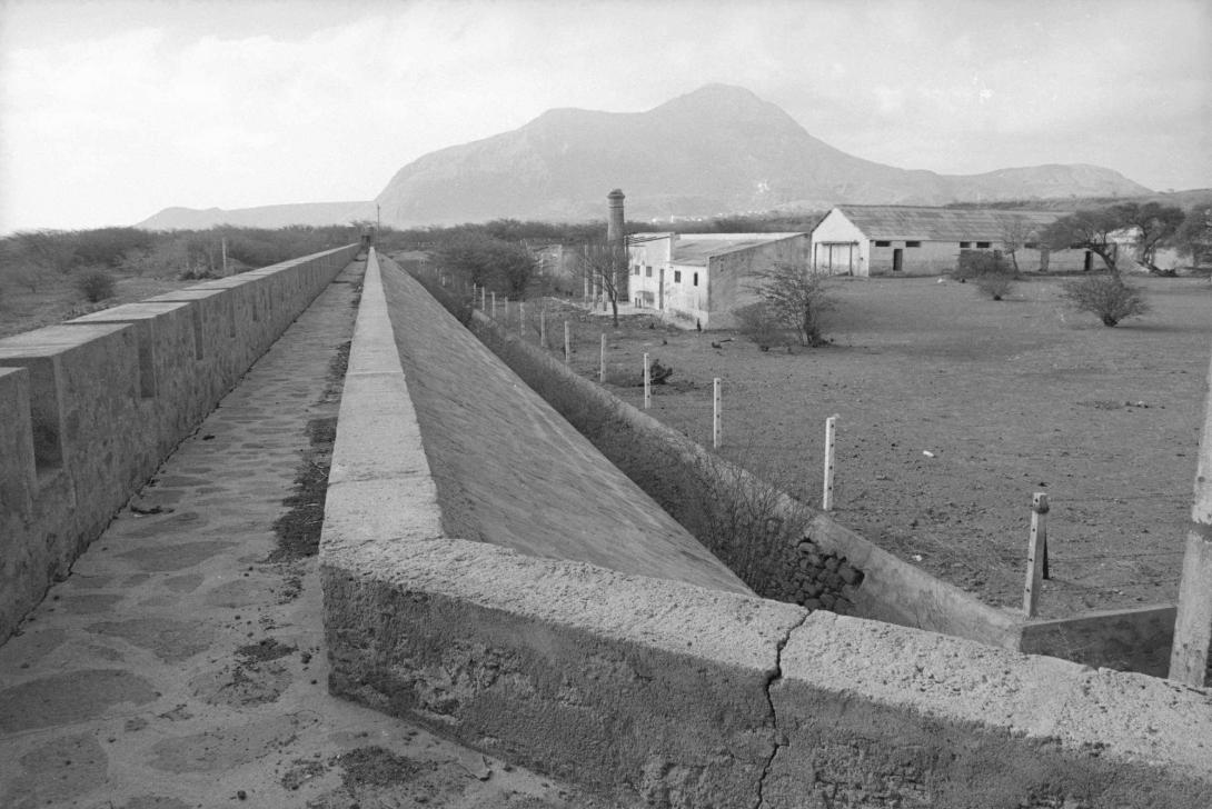 Aspeto atual da muralha do campo, com a serra da Malagueta em fundo