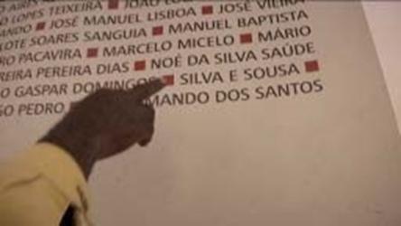 Um dos presos aponta o nome de um companheiro inscrito na exposição4